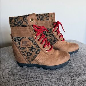 Sorel Women's Tan & Red Lace-Up Wedge Boots with Leopard Accent - Size 8.5